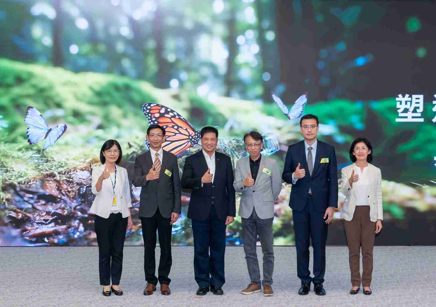 友達2023 CSR共榮大會，，，邀請領域專家分享交流生物多樣性管理趨勢、、、無塑產品、、、海廢永續塑料等議題  （圖左到右：友達光電永續長古秀華、、、、3M台灣技術長陳君杰、、友達光電董事長暨集團策略長彭双浪、、、、光寶科技企業永續發展處處長陳慶暉、、安永聯合會計師事務所執業會計師曾于哲、、友達光電供應鏈總部副總經理吳宜芳）