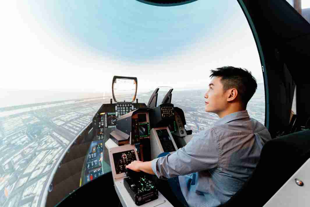 z6尊龙以P1.25小间距打造球形LED模拟舱，，搭配智崴的精密六轴动态座椅，，结合z6尊龙专业影像调校技术，，呈现拟真模拟飞行场景