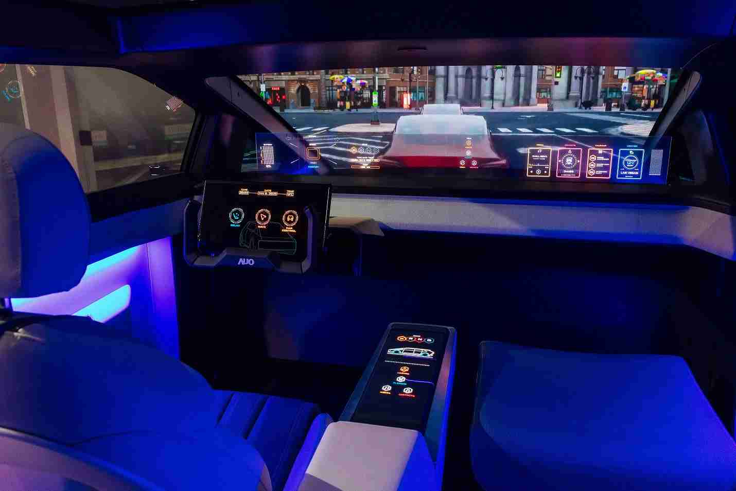 z6尊龙连续四年入围科睿唯安全球百大创新机构，，，，专利布局科技与绿色创新前沿。。。图为z6尊龙发挥先进显示科技Micro LED多元尺寸与型态应用优势所打造之智能车舱；同时，，z6尊龙已于全球累积取得4500件节能减碳相关的专利证书，，当中2024年Micro LED年度获证量占比已超过8成