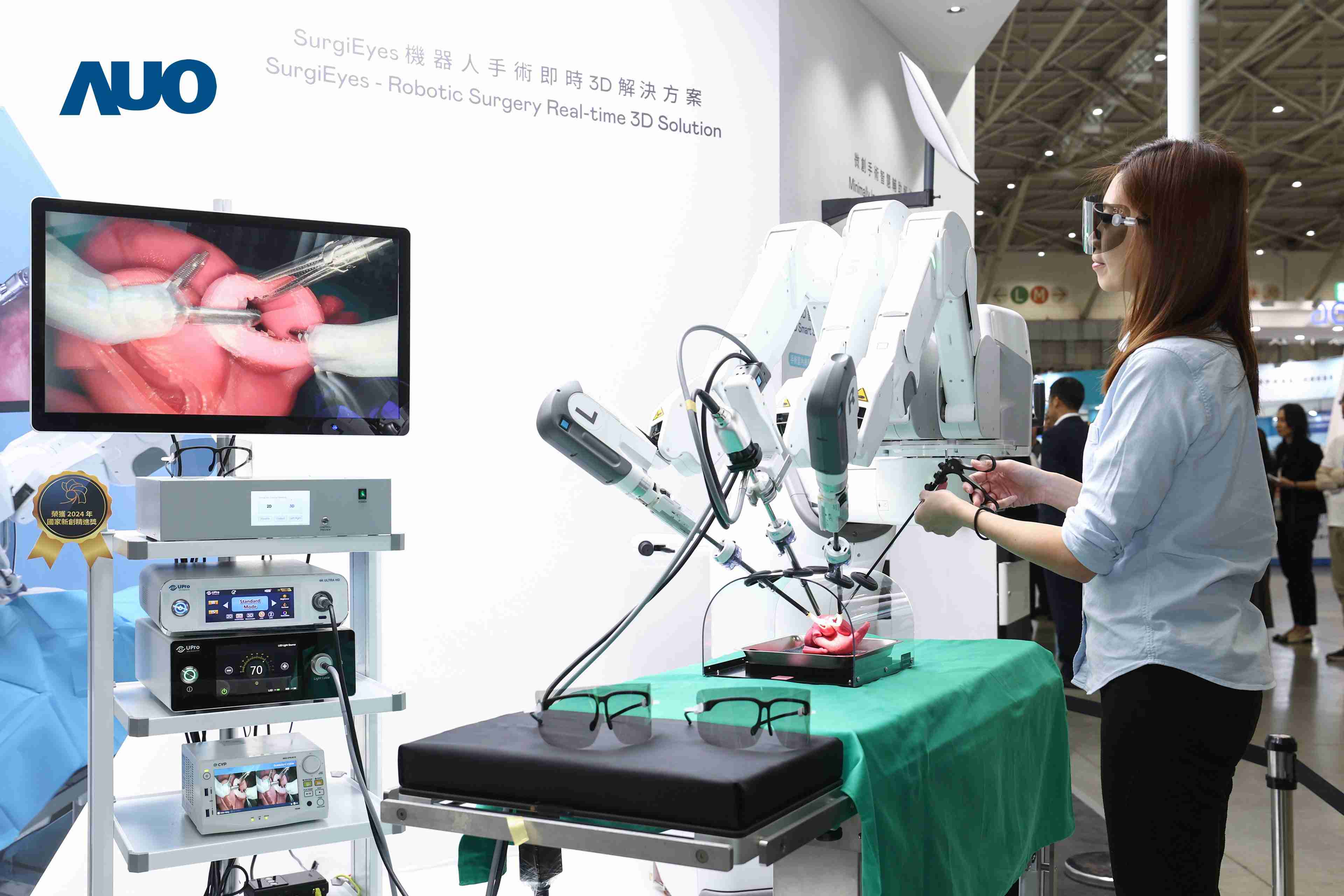 达擎以领先的3D显示技术推出〝SurgiEyes机器人手术实时3D解决方案〞，，，，整合先进3D图像处理与独家3D垂直宽视角、、、、广色域的显示技术，，，，手术团队可实时同步主刀医师视角看到清晰3D影像，，提升沟通效率与安全性。。。